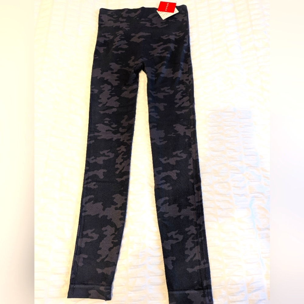New Spanx Women's "Look at Me Now" Black Camo Seamless Leggings Sz. M NWT 3007